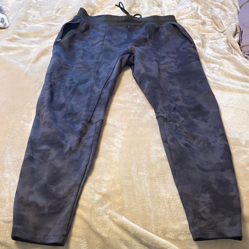 Lululemon joggers sweatpants large.